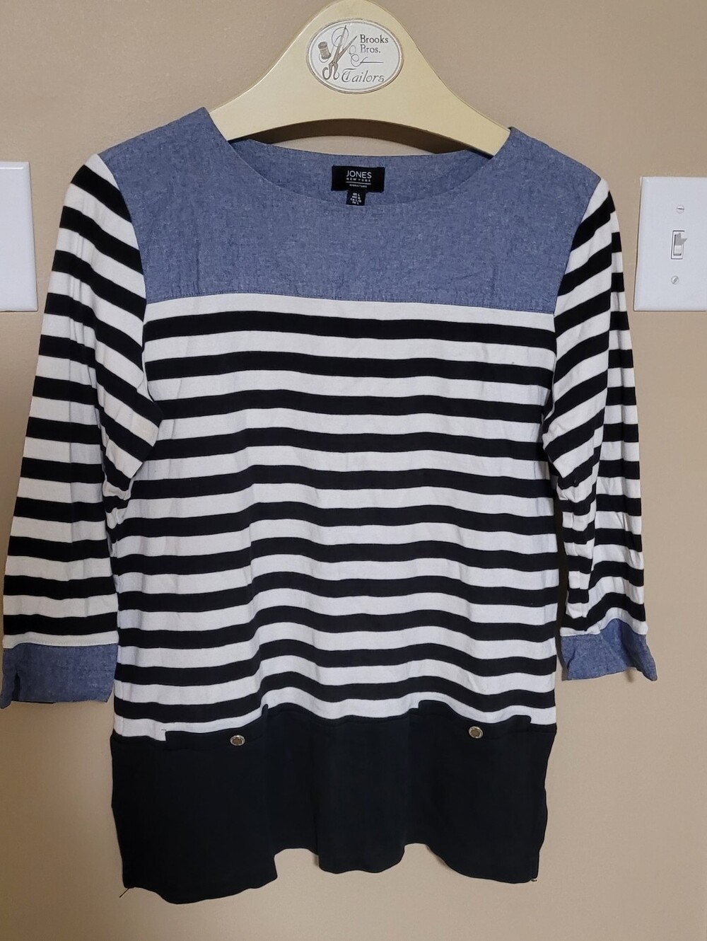 💜2 for $10💜 Bundle and save Jones New York Black and White Striped Top
